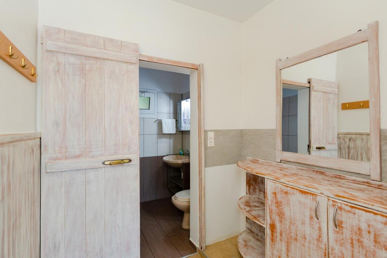 Christos Studios And Family Apartments Stegna 外观 照片